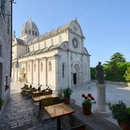 Bruno - Parking Included *