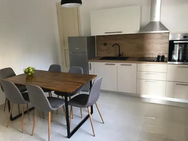 Bruno - Parking Included * 시베니크