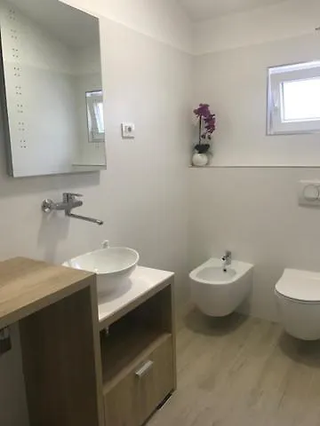 Bruno - Parking Included 시베니크