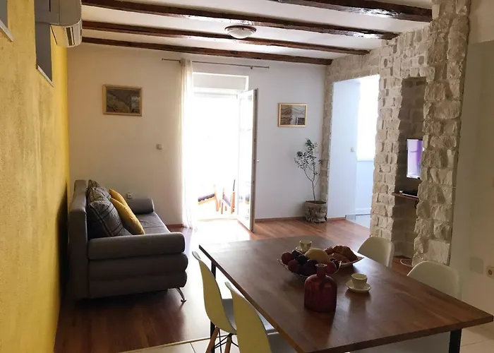 Bruno - Parking Included 아파트 시베니크