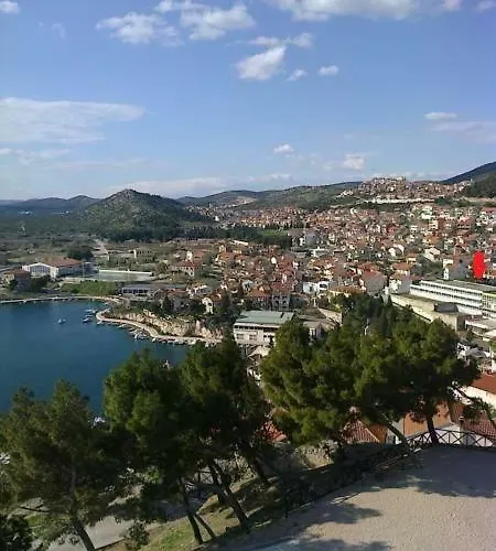 Bruno - Parking Included 시베니크