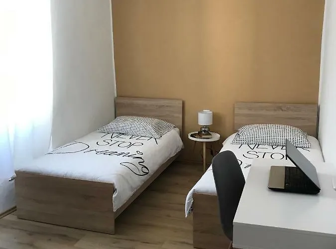 Bruno - Parking Included 시베니크